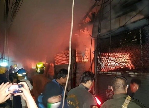 Watch: Fire Destroys Over 100 Shops At Chatuchak Market, Likely Caused By Transformer Blast - World Of Buzz 2