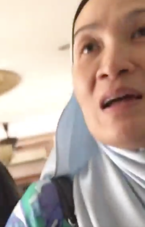 Watch This Touching Moment When A Daughter Surprises Her Mother After Days Before Raya - World Of Buzz 2