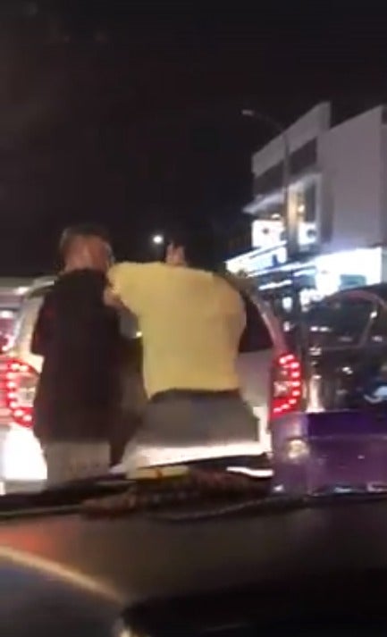 Watch: Two Men Get Into Brutal Fight at Cheras C180 Allegedly Due to Road Accident - WORLD OF BUZZ