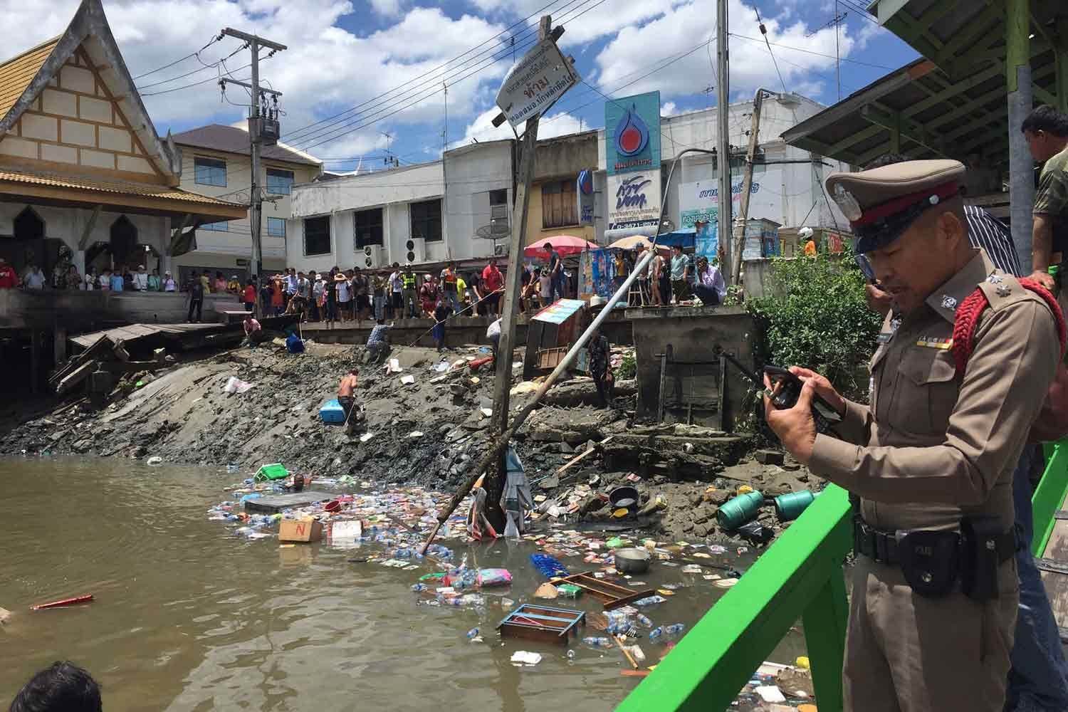 23 Injured & 2 Dead After Floating Restaurant Near Famous Bangkok Railway Market Suddenly Collapses - WORLD OF BUZZ 1