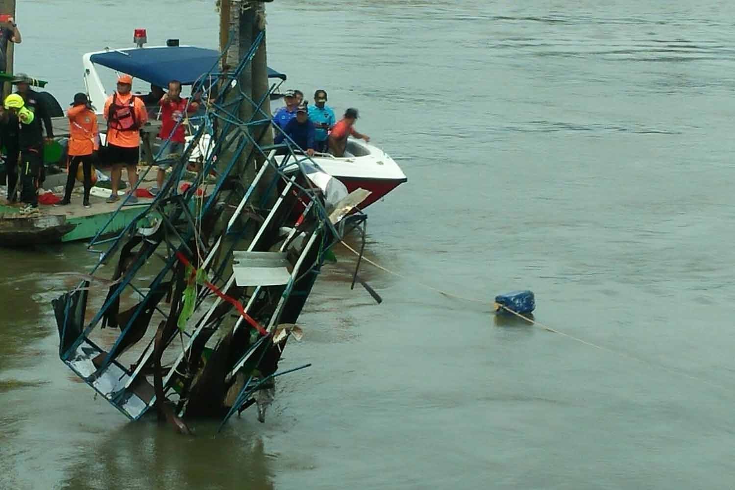 23 Injured &Amp; 2 Dead After Floating Restaurant Near Famous Bangkok Railway Market Suddenly Collapses - World Of Buzz 2