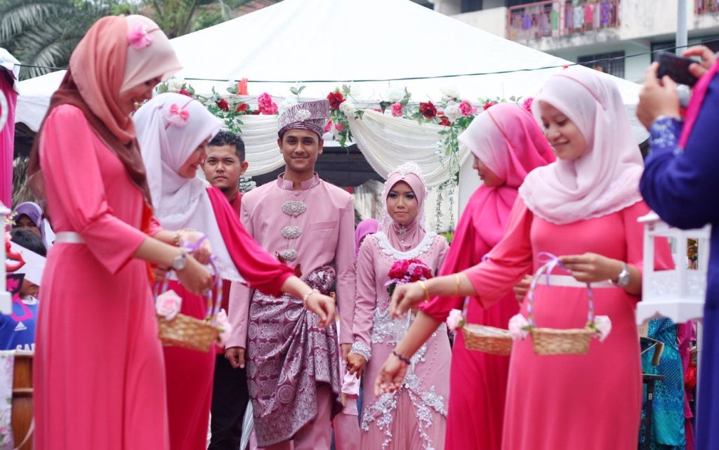 4 Just-Married Malaysian Couples Share What Guests Should REALLY Gift Them - WORLD OF BUZZ 10