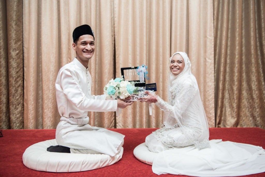 4 Just-Married Malaysian Couples Share What Guests Should REALLY Gift Them - WORLD OF BUZZ 15