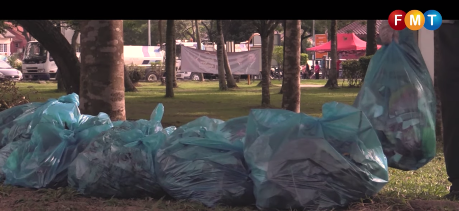 84yo Man Picks Up Trash to Keep Puchong Park Clean Since 2014 - WORLD OF BUZZ 5