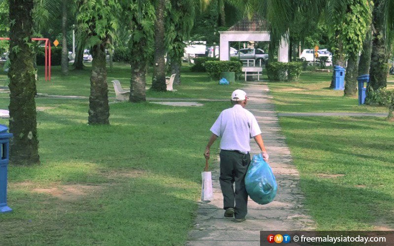 84yo Man Picks Up Trash to Keep Puchong Park Clean Since 2014 - WORLD OF BUZZ