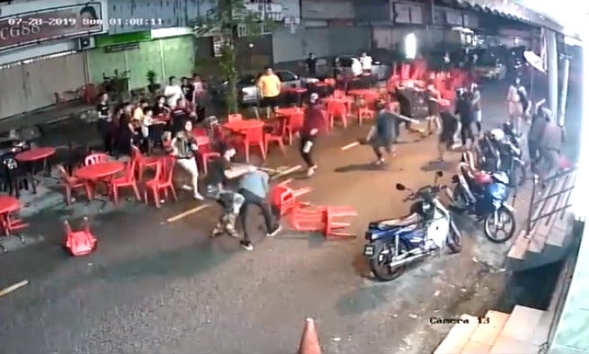 Chairs & Table Fly As Kepong Gangsters Suddenly Attack Group in Mamak, Turns Into Street Fight - WORLD OF BUZZ 1