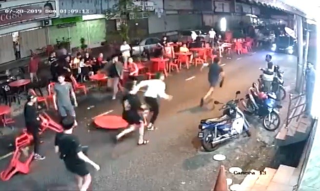 Chairs & Table Fly As Kepong Gangsters Suddenly Attack Group in Mamak, Turns Into Street Fight - WORLD OF BUZZ 3
