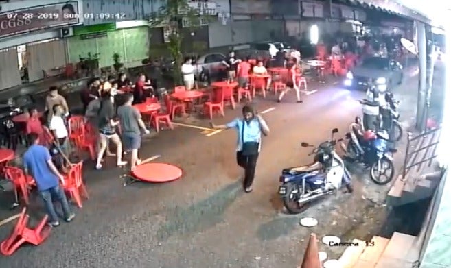 Chairs & Table Fly As Kepong Gangsters Suddenly Attack Group in Mamak, Turns Into Street Fight - WORLD OF BUZZ 4