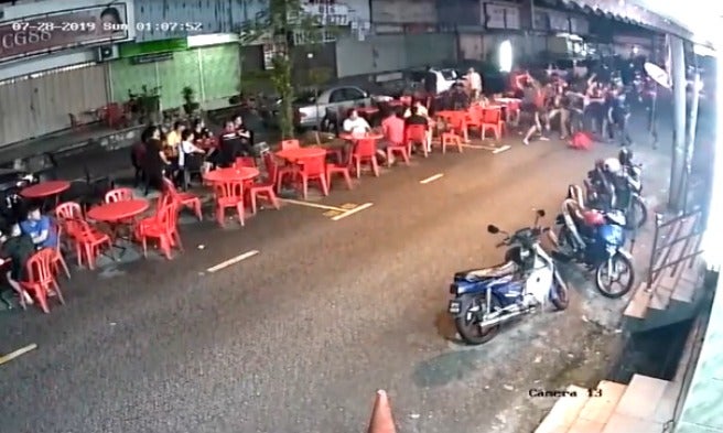 Chairs & Table Fly As Kepong Gangsters Suddenly Attack Group in Mamak, Turns Into Street Fight - WORLD OF BUZZ