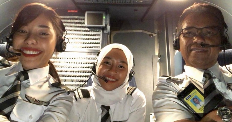 Female Pilot Shares How Her Pilot Father Left His 40-Year-Old Career, Just So He Could Fly With His Daughters - World Of Buzz 2