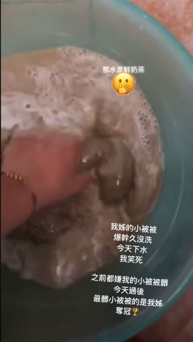 Girl Washes Bantal Busuk That Hasn't Been Cleaned for Over 10 Years, This is What T - WORLD OF BUZZ