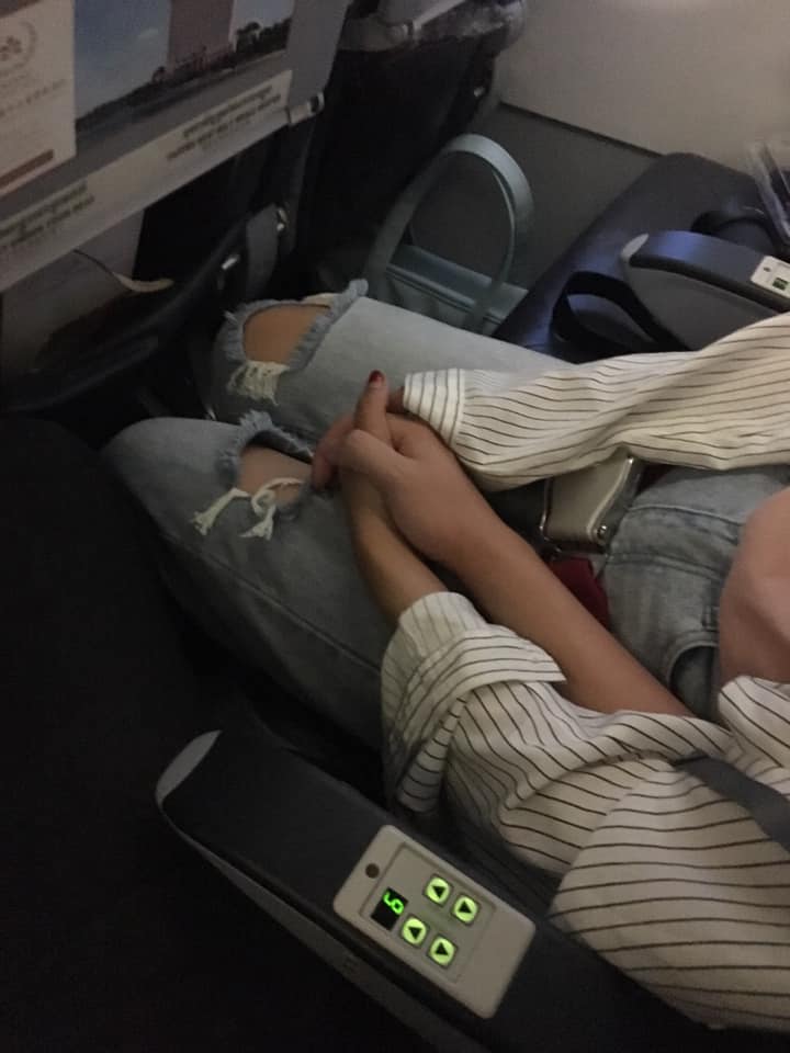 Guy Falls in Love with Girl He Met on Flight, They Become a Couple After Holding Hands During Turbulence - WORLD OF BUZZ 2