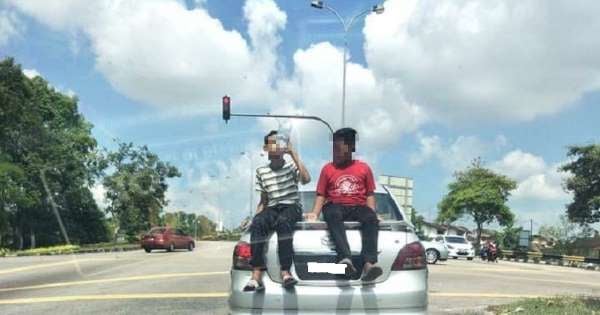 Johor Man Who Drove With Children Riding Dangerously on Car Gets Arrested & Has Vehicle Seized - WORLD OF BUZZ