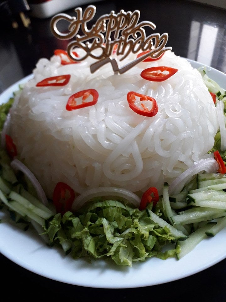 Malaysian Woman Surprises Husband with Laksa "Cake" For His Birthday & It Looks Awesome! - WORLD OF BUZZ 1