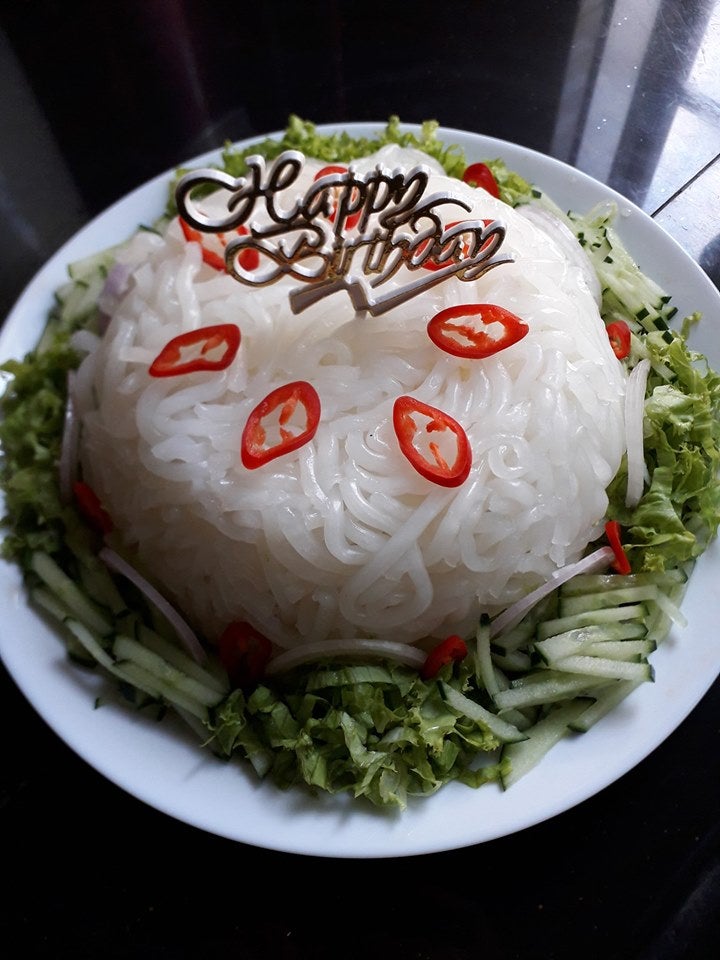 Malaysian Woman Surprises Husband with Laksa "Cake" For His Birthday & It Looks Awesome! - WORLD OF BUZZ