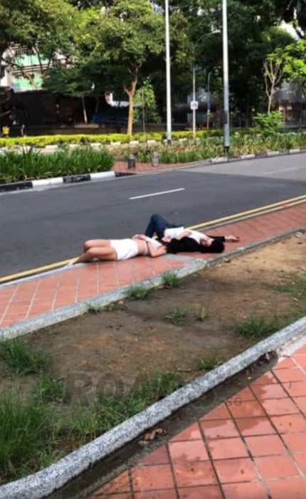 Man Finds Couple Passed Out By The Roadside, They're So Drunk That His Shouts Couldn't Wake Them Up - WORLD OF BUZZ
