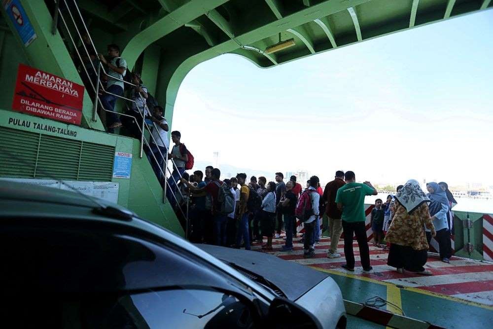 Man Jumps Off The Ferry In Pulau Pinang After He Cannot Tahan His Wife's Perangai Anymore - WORLD OF BUZZ 1