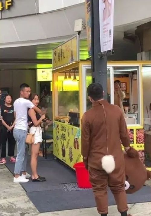 Man Travels 2,400Km &Amp; Wears Bear Costume To Surprise Gf, Sees Her In Another Guy's Arms Instead - World Of Buzz 1