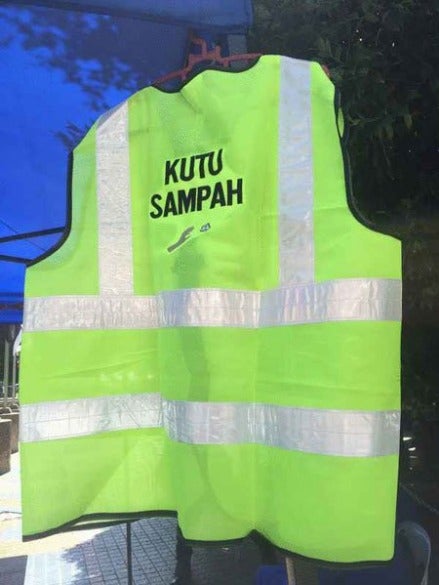 M'sian Forced to Clean The Streets for 1 Hour Wearing 'Kutu Sampah' Vest As He Simply Threw Rubbish - WORLD OF BUZZ 1