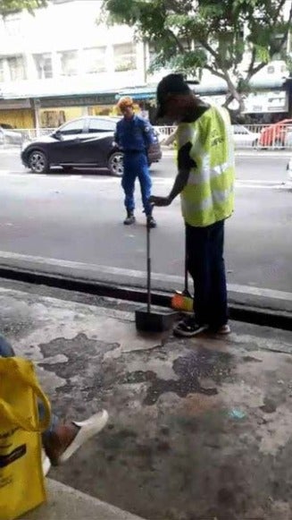 M'sian Forced To Clean The Streets For 1 Hour Wearing 'Kutu Sampah' Vest As He Simply Threw Rubbish - World Of Buzz 2