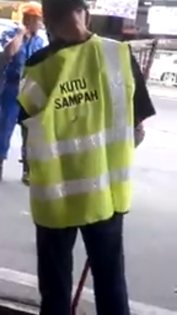 M'sian Forced to Clean The Streets for 1 Hour Wearing 'Kutu Sampah' Vest As He Simply Threw Rubbish - WORLD OF BUZZ