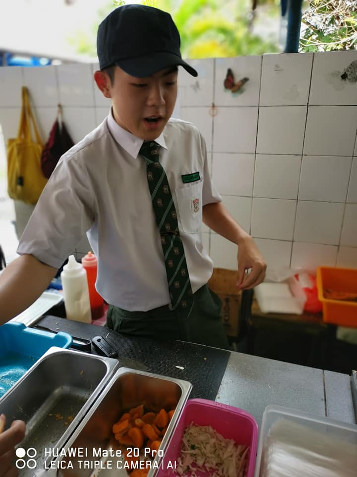 M'sian Teacher Shares How Dedicated Student Sacrifices Rehat Time to Help Canteen Aunty Sell Food - WORLD OF BUZZ