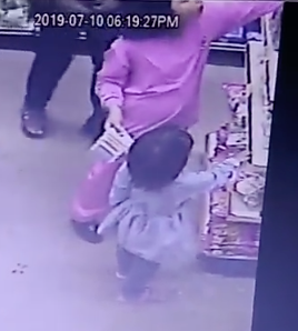 Pedophile Recorded Harassing Little Girl At A Convenience Store - WORLD OF BUZZ 1