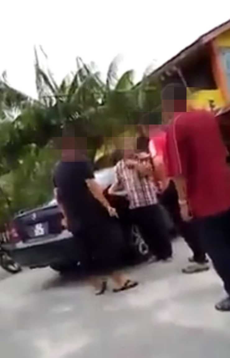 Police Are Looking For Two Suspects That Beat Up A Teacher in Kelantan Secondary School - WORLD OF BUZZ 1