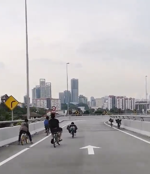 Rempit Kids Recorded Riding Their Bicycle On A Highway In Kerinchi - WORLD OF BUZZ 3