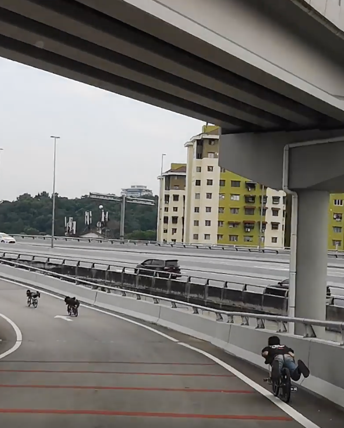 Rempit Kids Recorded Riding Their Bicycle On A Highway In Kerinchi - WORLD OF BUZZ 4
