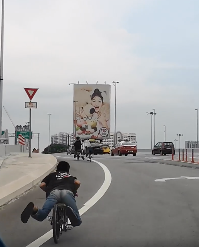 Rempit Kids Recorded Riding Their Bicycle On A Highway In Kerinchi - WORLD OF BUZZ 5