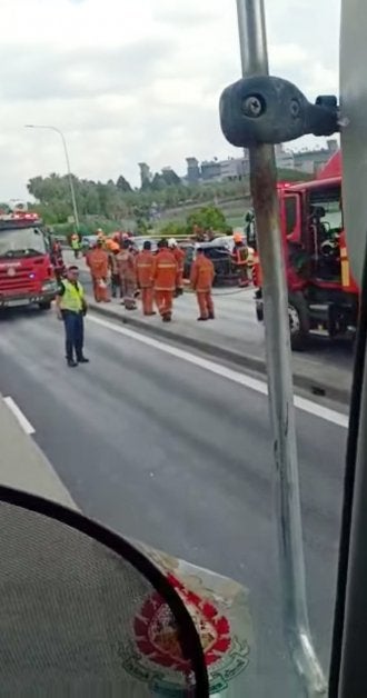 Singapore Car Caught on Fire in The Middle Of Johor-Singapore Causeway, Firemen from Both Sides Came to Rescue - WORLD OF BUZZ 1