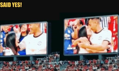 Singapore Lady Proposes To Boyfriend During Football Match, He Said Yes! - World Of Buzz 2