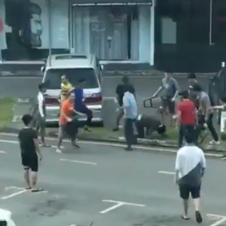 Snatch Thief Caught, Beaten Up By The Public In Sarawak Before Handed To The Police - World Of Buzz 8