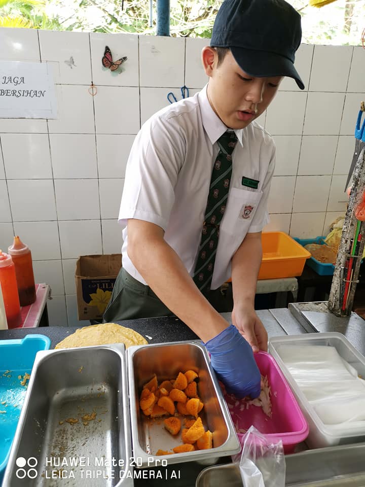 Teacher Shares How Hardworking Student Willingly Sacrifices Rehat Time to Help Canteen Aunty Sell Food - WORLD OF BUZZ