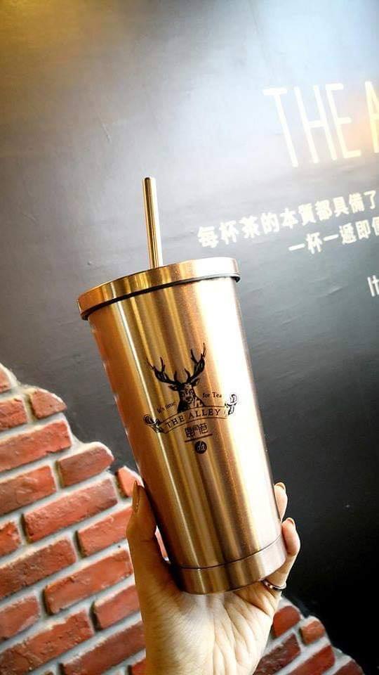 The Alley is Now Selling These Gold Reusable Cups to Encourage Customers to Save The Environment! - WORLD OF BUZZ 1