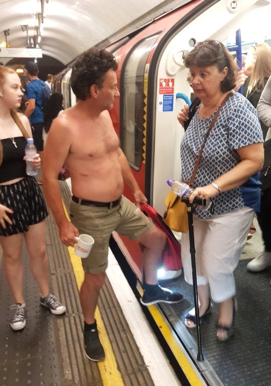United Kingdom Suffers 38°C Heatwave, Photos Of Locals Coping With Weather Go Viral - World Of Buzz 1