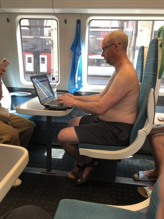 United Kingdom Suffers 38°C Heatwave, Photos Of Locals Coping With Weather Go Viral - World Of Buzz