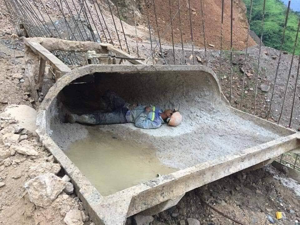 Viral Photos Of Workers Sleeping Among Construction Material Will Make Us Realise How Lucky We Are - World Of Buzz 2