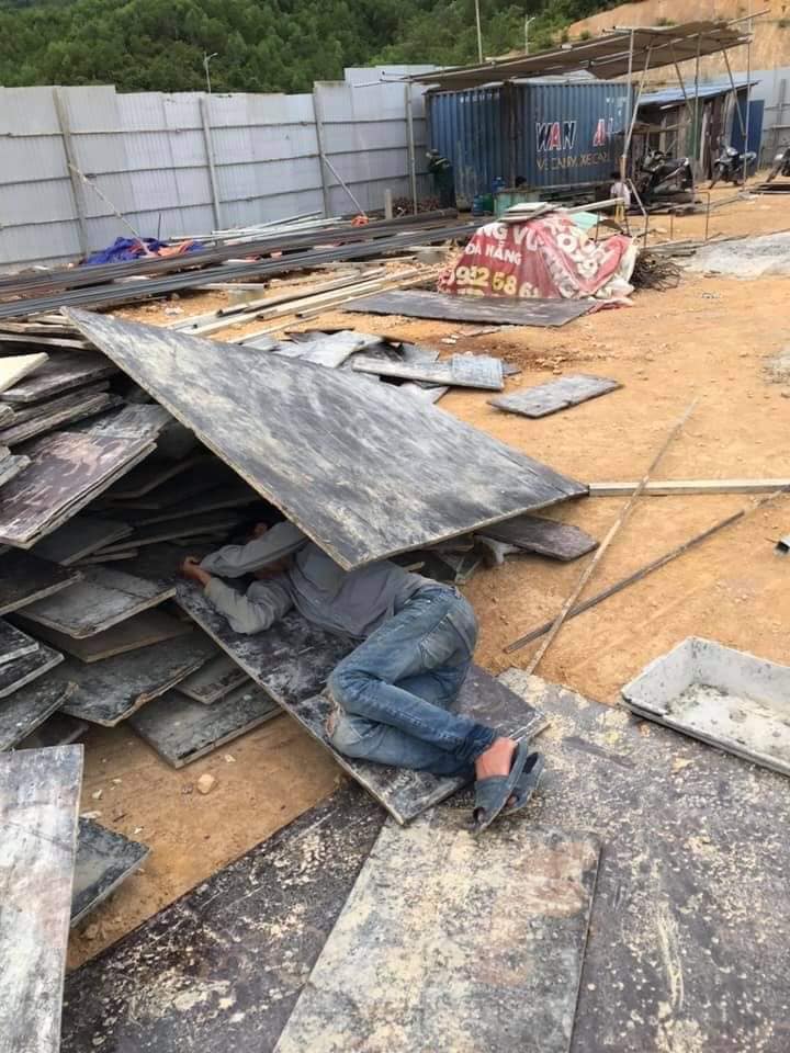 Viral Photos Of Workers Sleeping Among Construction Material Will Make Us Realise How Lucky We Are - World Of Buzz