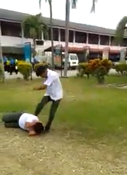 Viral Video of 14yo Student Getting Beat Up at School in Seremban Goes Viral, Cops Get Involved - WORLD OF BUZZ 3