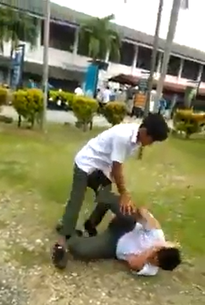 Viral Video of 14yo Student Getting Beat Up at School in Seremban Goes Viral, Cops Get Involved - WORLD OF BUZZ 4