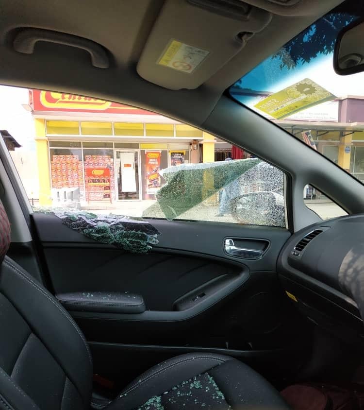 Watch: 2 Motorcyclists Smash Woman's Car Window & Grabs Her Handbag at Gombak Traffic Light - WORLD OF BUZZ 2