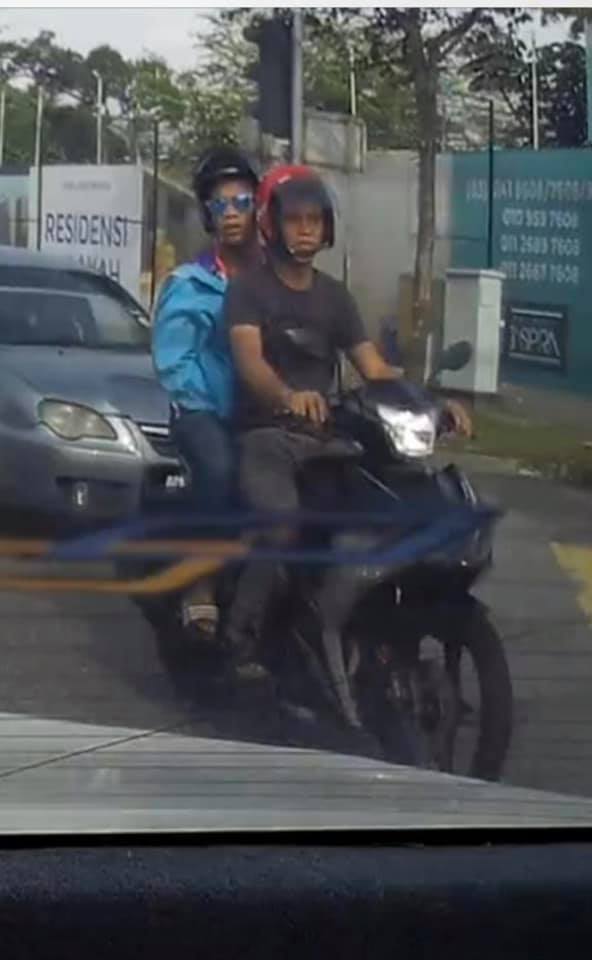 Watch: 2 Motorcyclists Smash Woman's Car Window & Grabs Her Handbag at Gombak Traffic Light - WORLD OF BUZZ