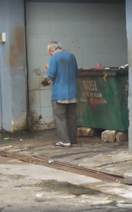 Watch: Heartbreaking Video Shows Skinny Old Man Scavenging For Food In Ipoh Dumpster - World Of Buzz 1