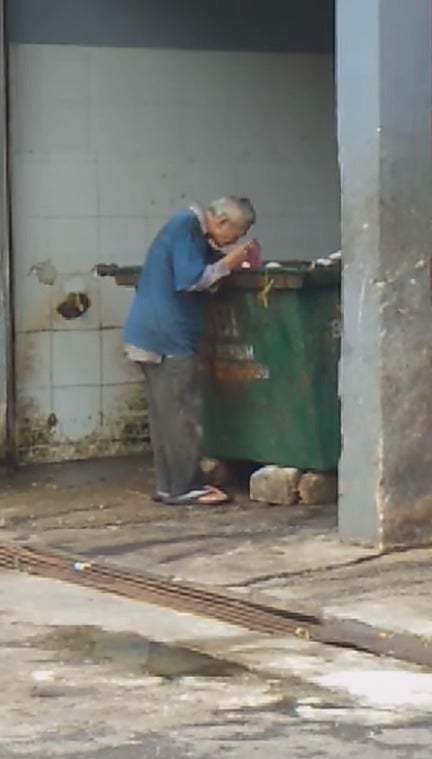 Watch: Heartbreaking Video Shows Skinny Old Man Scavenging For Food In Ipoh Dumpster - World Of Buzz
