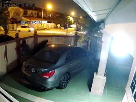 Watch: Shah Alam Family Gets Robbed At Home When 5 Masked Men Armed With Parangs Break In - WORLD OF BUZZ
