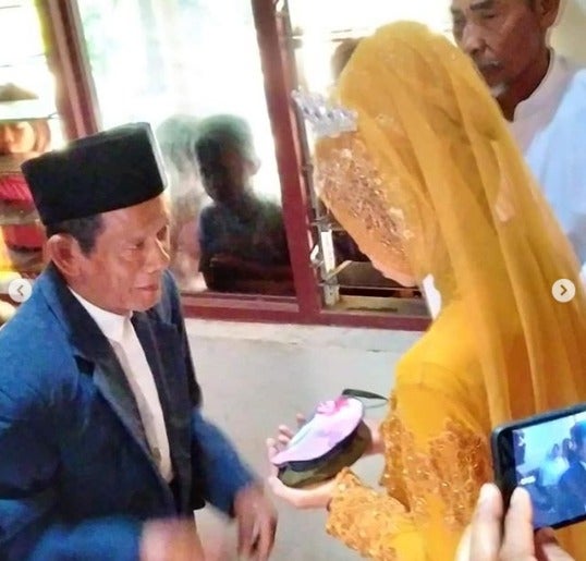 27yo Woman Marries 83yo Grandfather After She Fell in Love at First Sight with Him - WORLD OF BUZZ 2