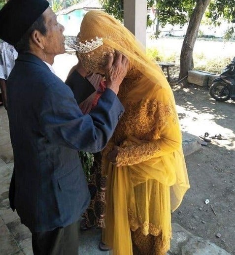 27yo Woman Marries 83yo Grandfather After She Fell in Love at First Sight with Him - WORLD OF BUZZ