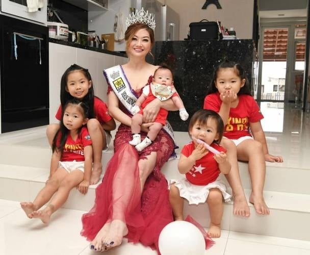 44-Year-Old Grandmother of 5 Wins First Runner-Up Mrs Singapore Title - WORLD OF BUZZ 1